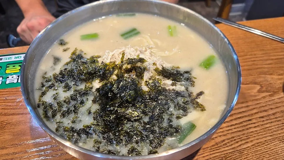 Chicken kalguksu with shredded chicken and laver topping
