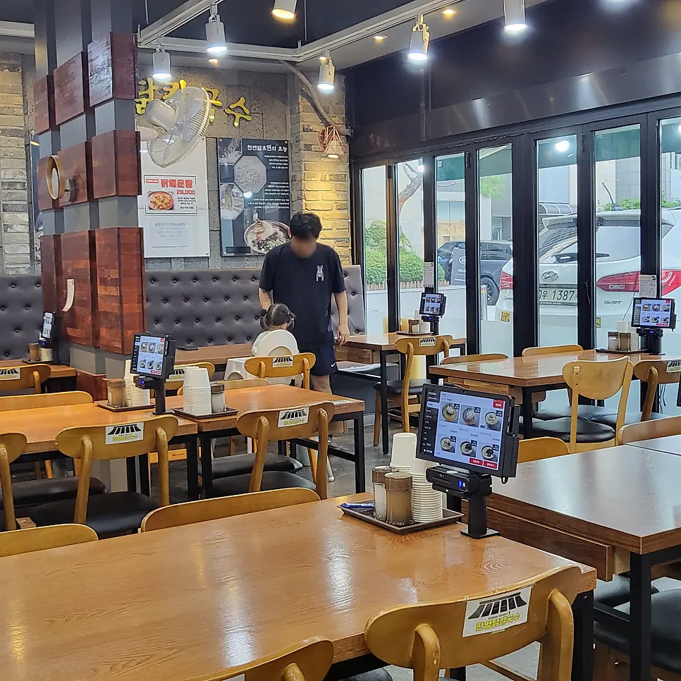 Exterior of Hanyang Dak Kalguksu on a Garak-dong side street