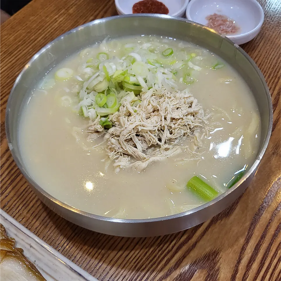 아기의자와 유아용 식기 준비