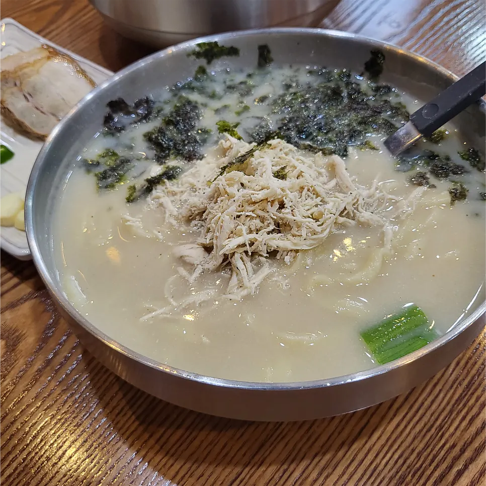 닭고기와 자가제면이 담긴 닭칼국수
