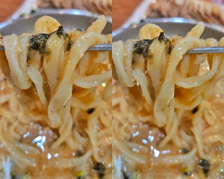 매운 양념을 곁들인 닭칼국수