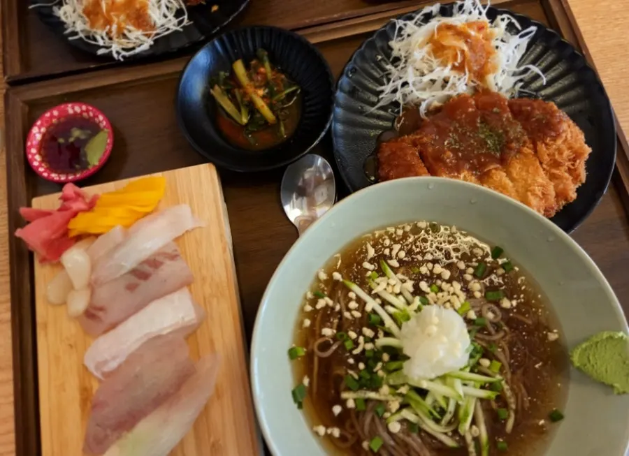 초밥 냉모밀 알밥 돈가스 차림