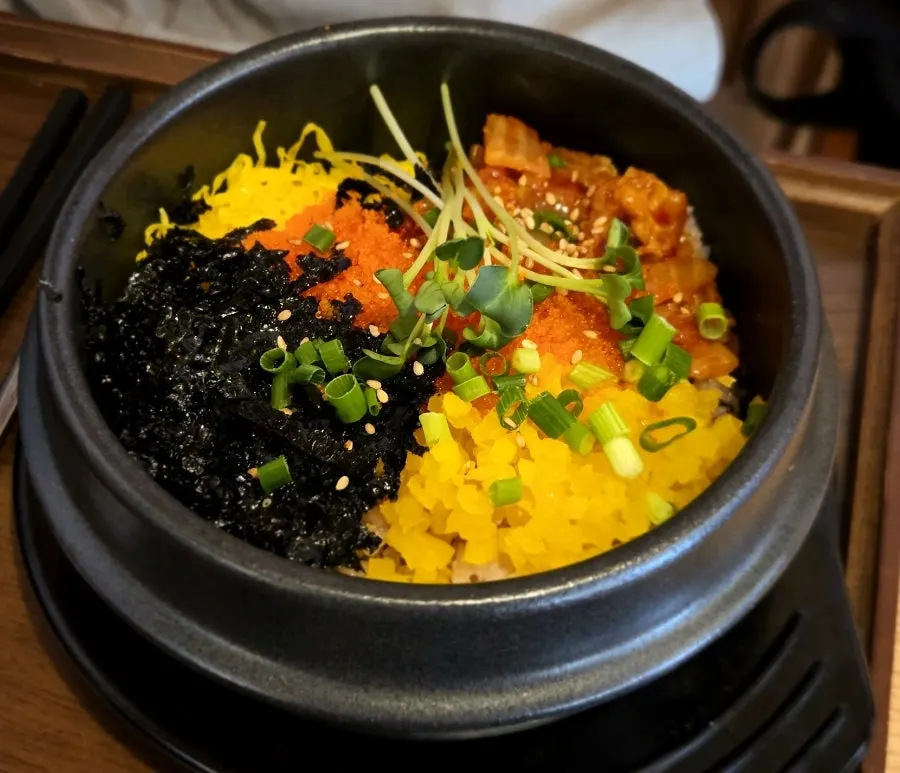 뚝배기에 담긴 알밥세트
