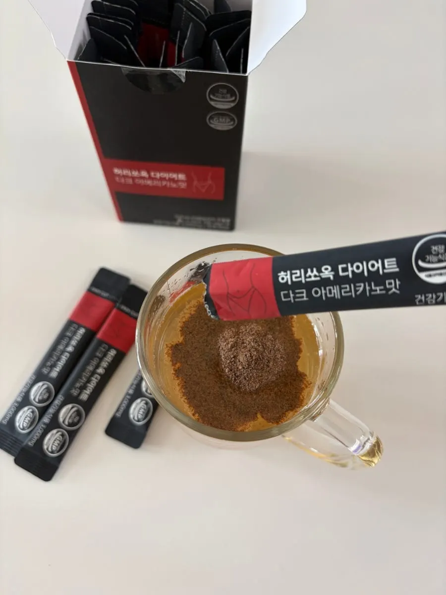 물에 섞어 짙은 갈색을 띤 다크 아메리카노맛 음료