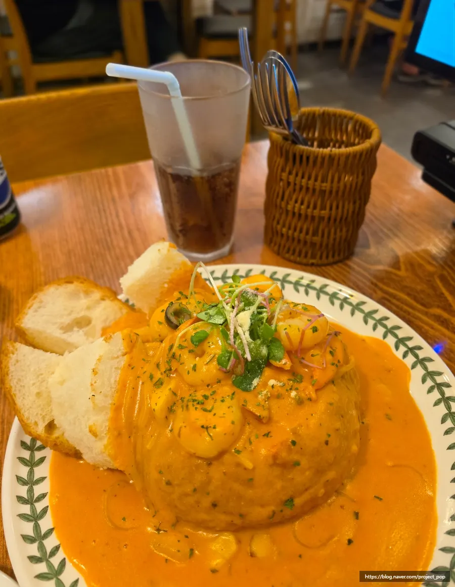 Thick rosé sauce pasta served in pane bread