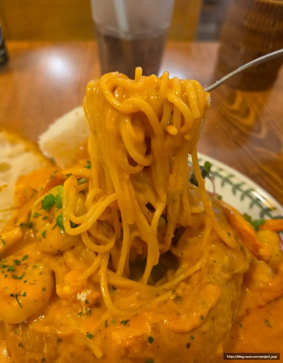 Tomato and cream blended shrimp rosé pane sauce