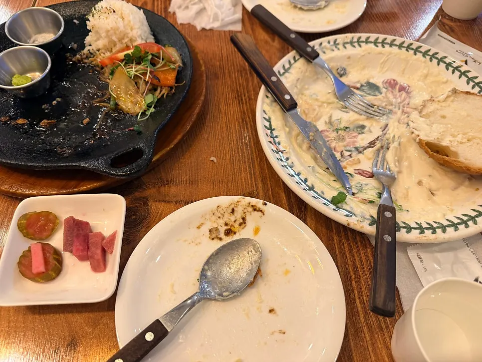 비운 접시와 식사 마무리 테이블
