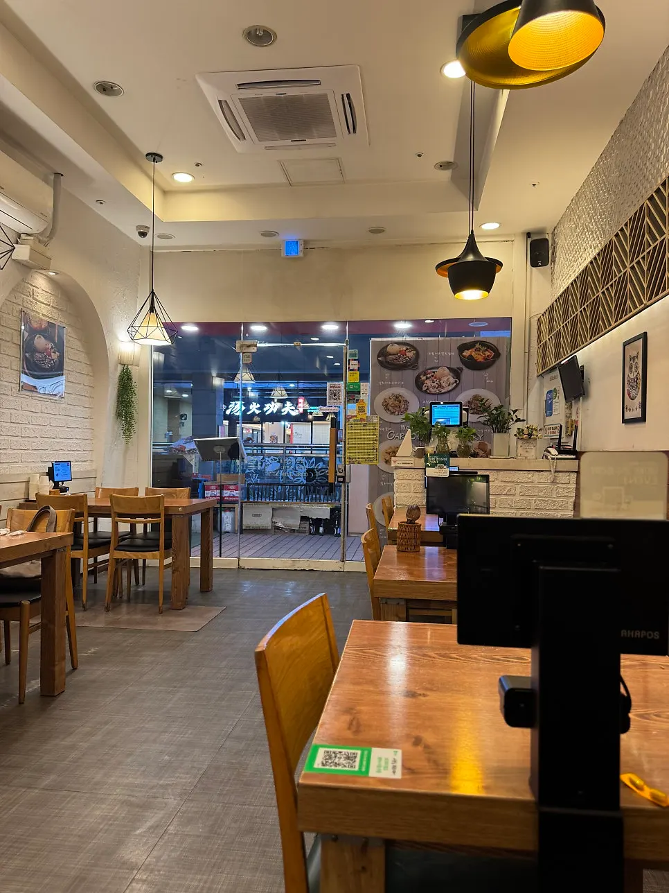 Clean, tidy interior of Garlic Cook & Story