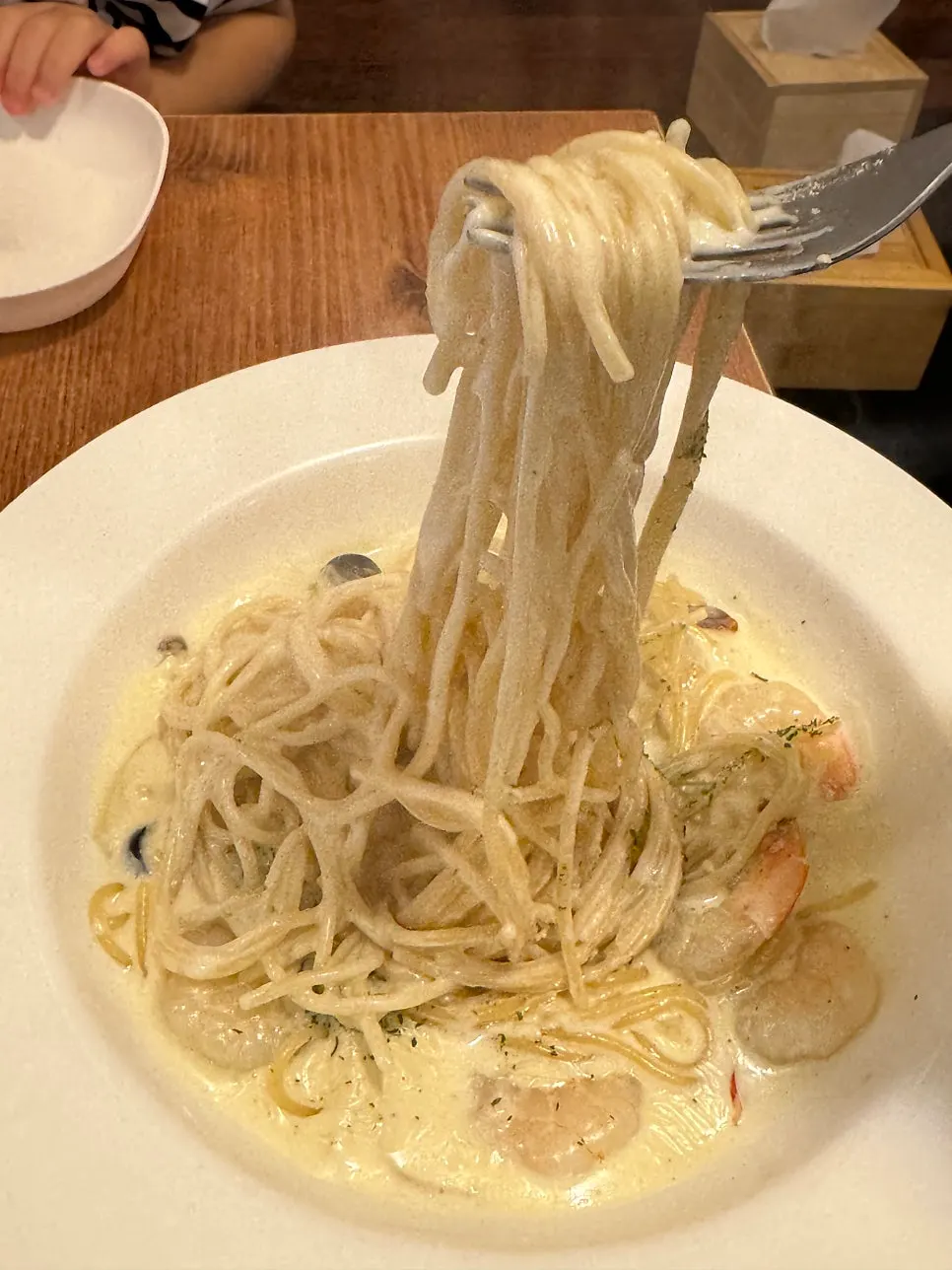 A plate of Garlic Cook & Story's cream pasta