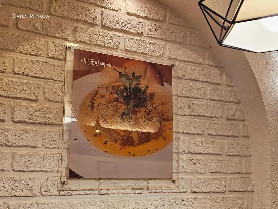 Interior view of Garlic Cook & Story
