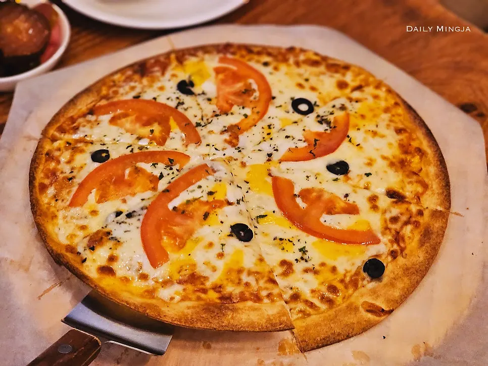 Freshly baked margherita pizza