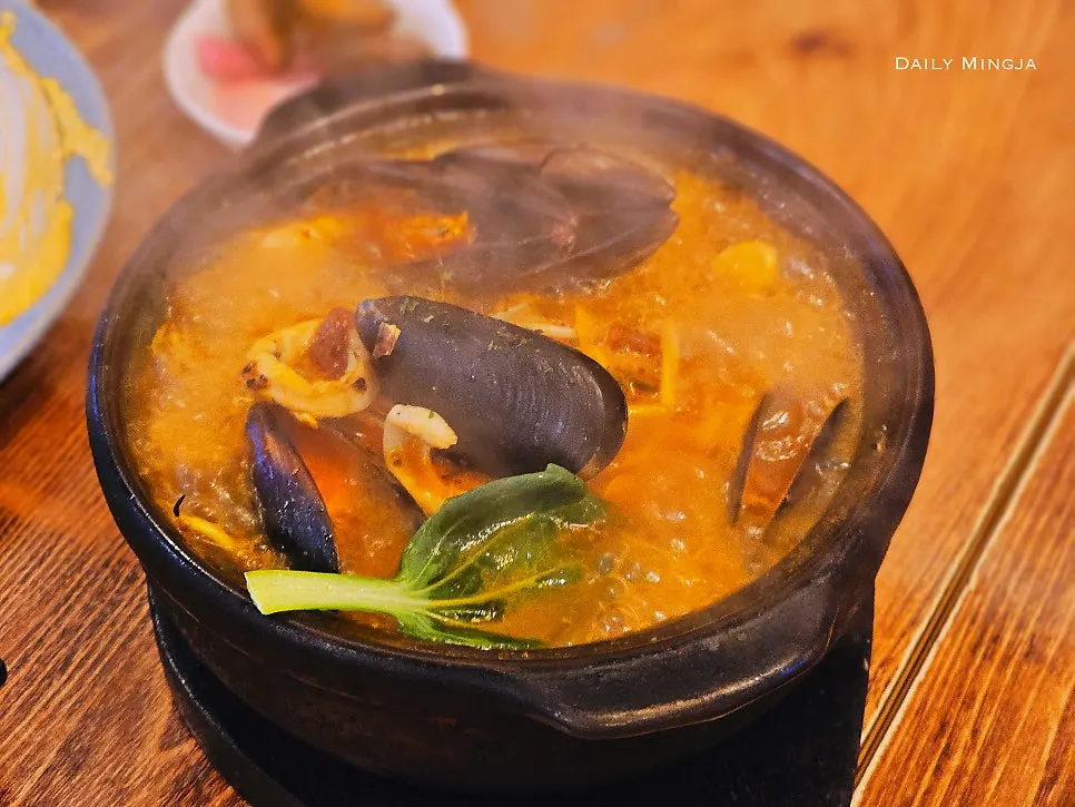Seafood-loaded soup pasta bbaechae