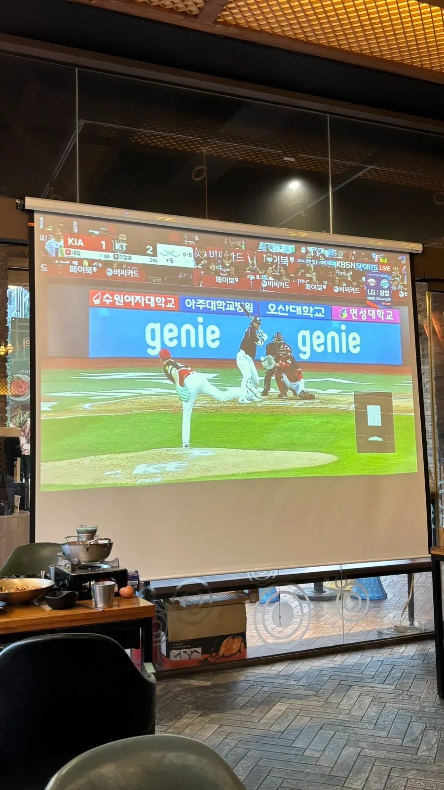 큰 스크린이 있는 매장 좌석