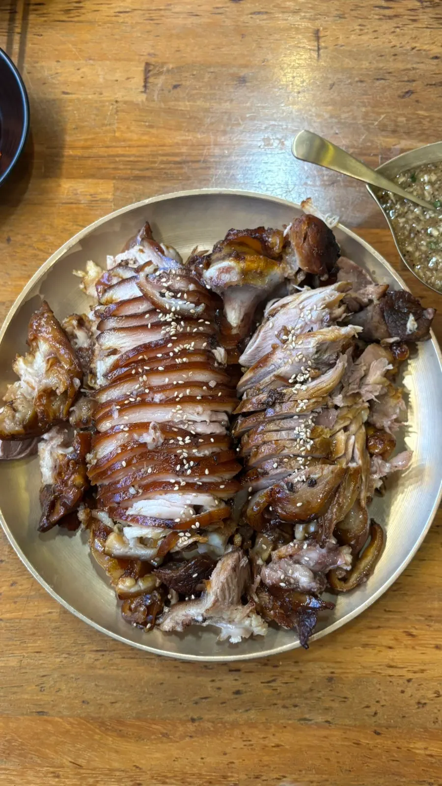 푸짐하게 담긴 마늘족발 중자