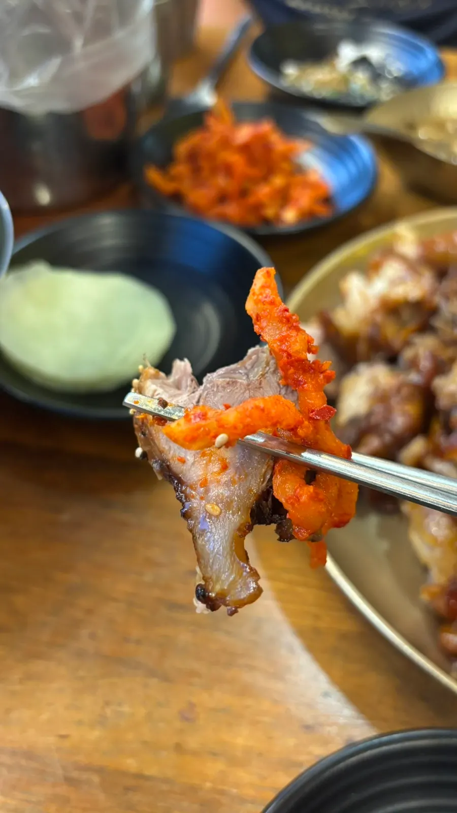 마늘소스에 찍은 족발 한 점