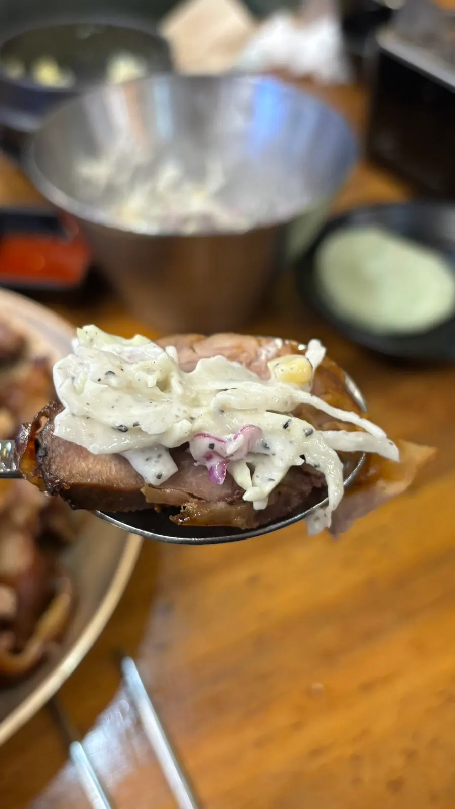 쫀득한 지방이 붙은 족발 조각