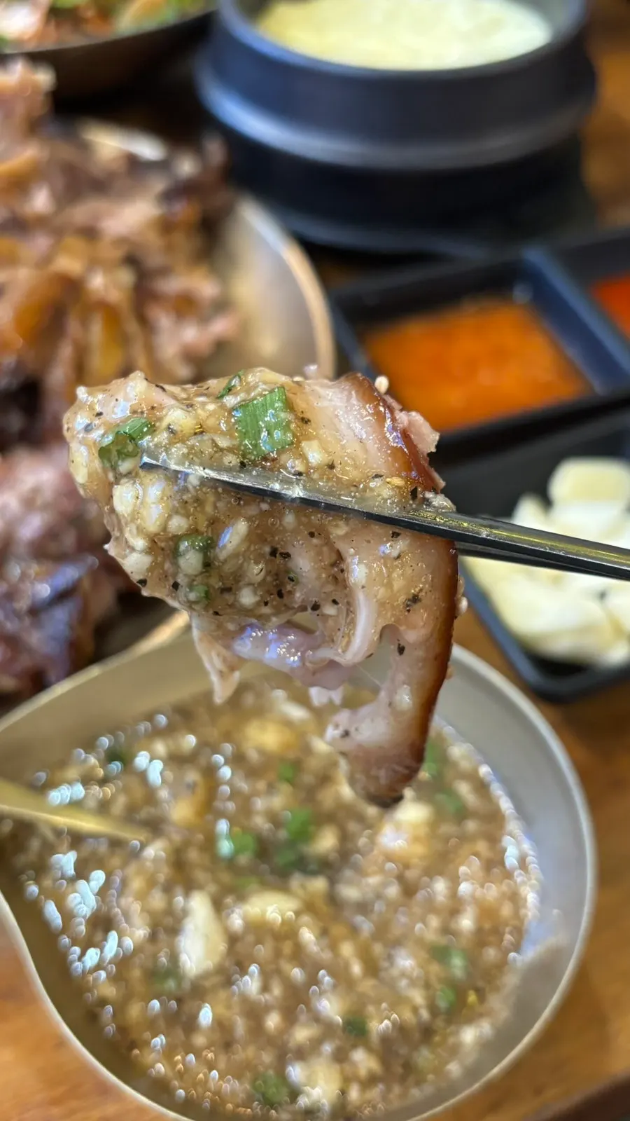 족발과 막국수를 함께 차린 마무리 상