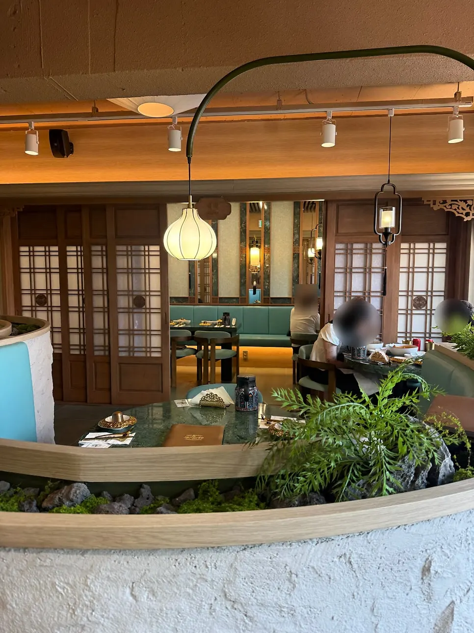 すっきりと洗練されたサムシン ガロスギル店の店内