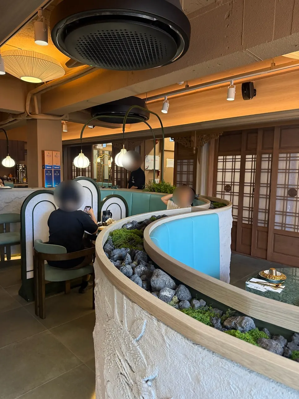 多様なテーブルが並ぶサムシン ガロスギル店のホール