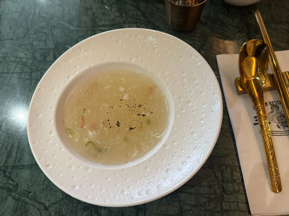 コースBの最初のメニュー束草ズワイガニスープ