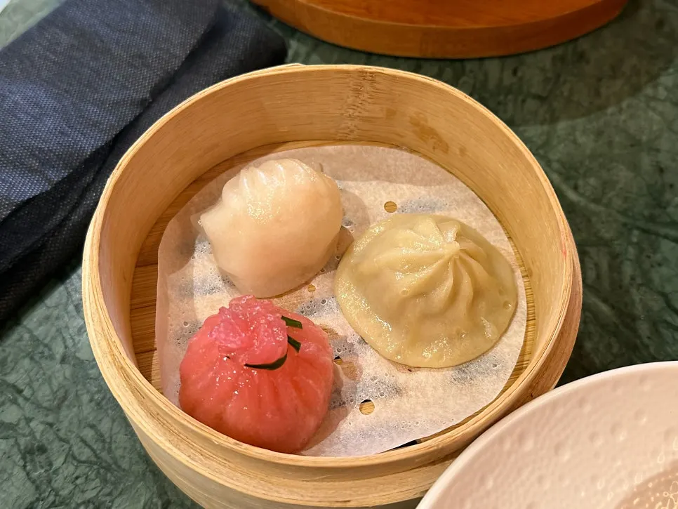 三種類盛られた手作り点心サンプラー3pcs