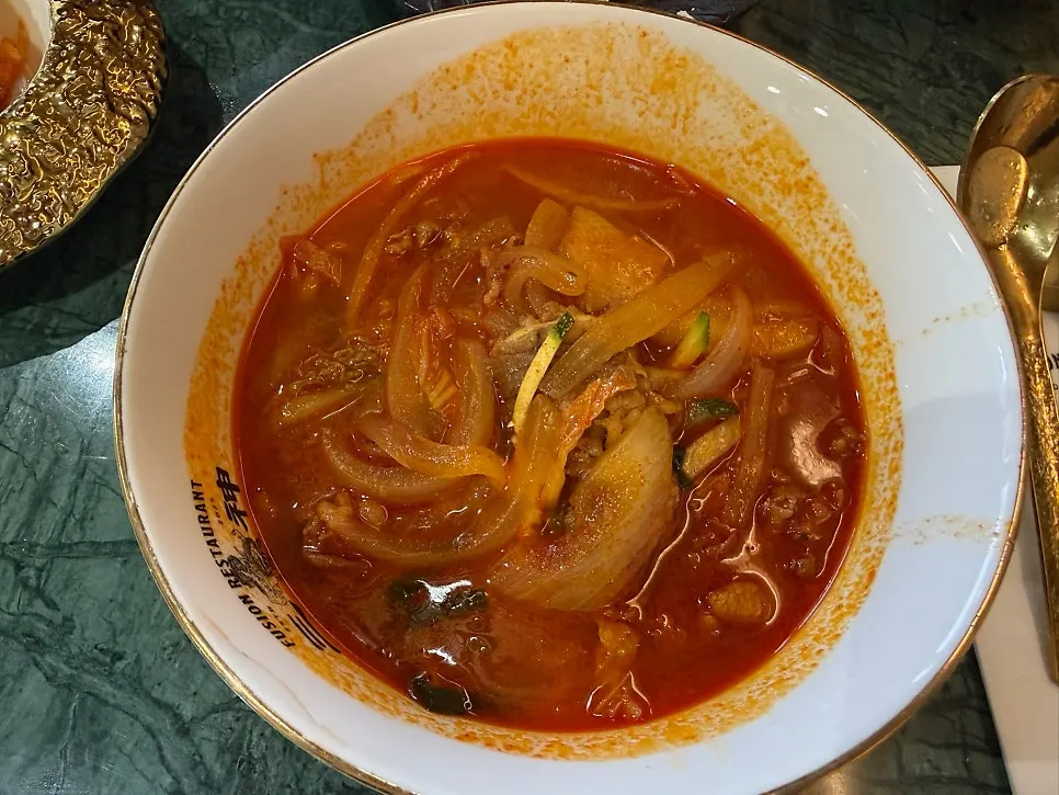 スープが濃厚な肉チャンポン一杯