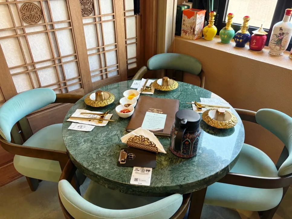 Calm-atmosphere dining hall at Samsin Garosu-gil