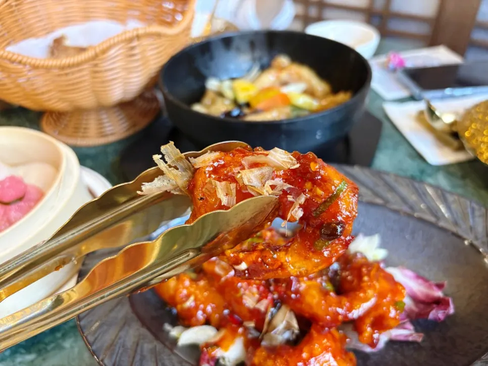 Chili shrimp with glossy sauce