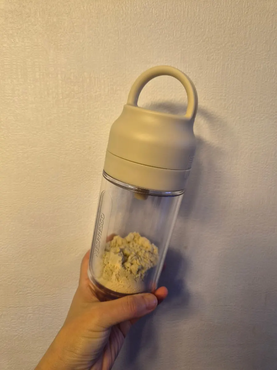 Mixing 2 spoons of Baektae powder into 180ml cold water