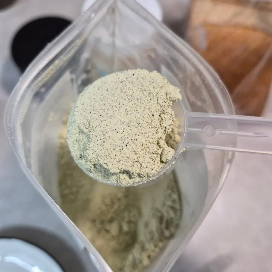 컵에 담은 약콩두유 가루 30g