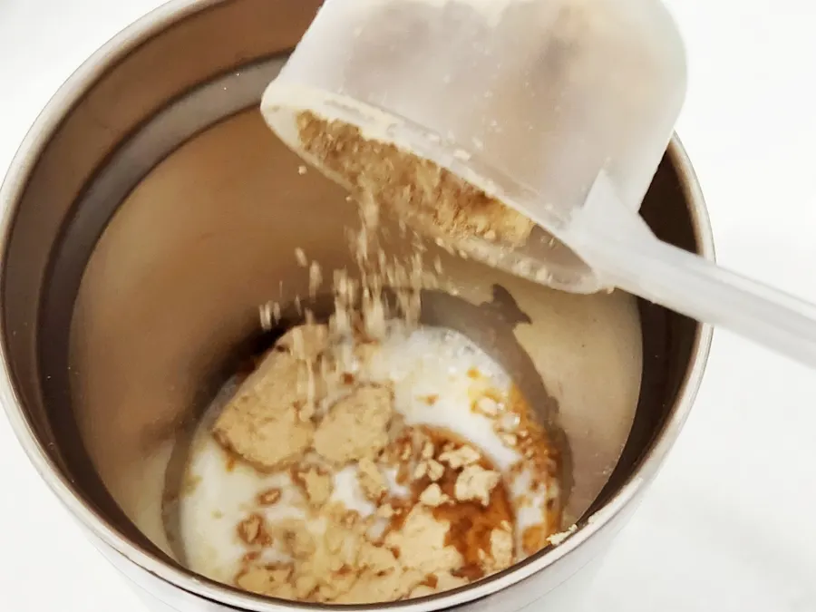 컵에 담긴 인절미 생두유 클로즈업