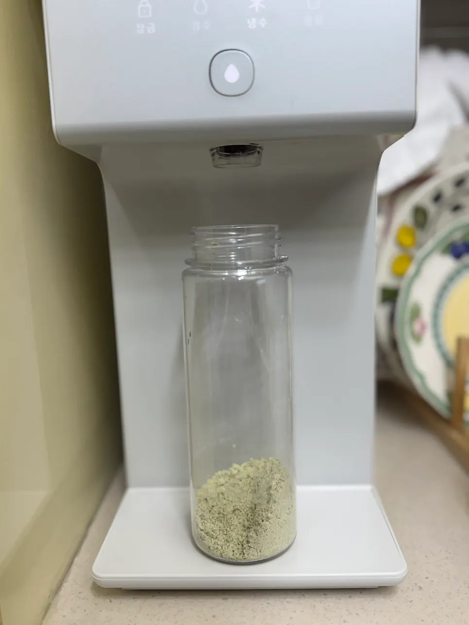 Powdered soy milk with concentration adjusted by water amount