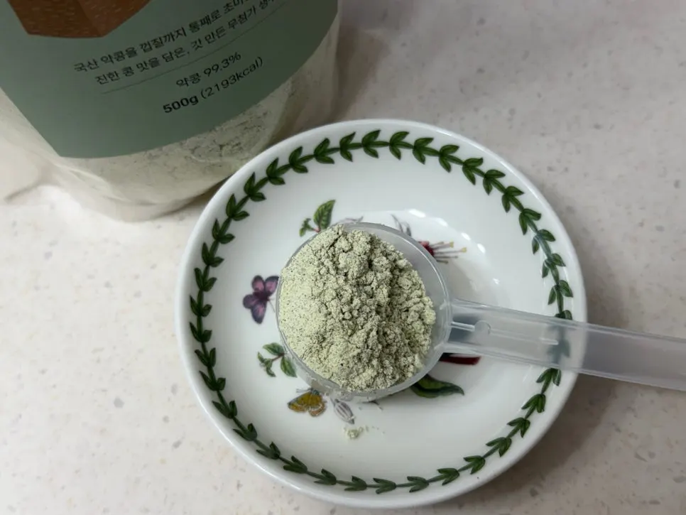 A snack made by mixing yakkong soy milk powder into plain yogurt