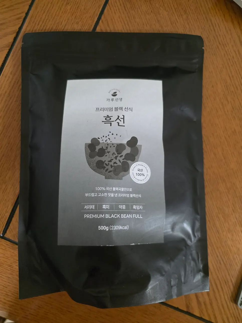 Black zip-lock package of Garuseonsaeng Seoritae's Heukseon grain drink