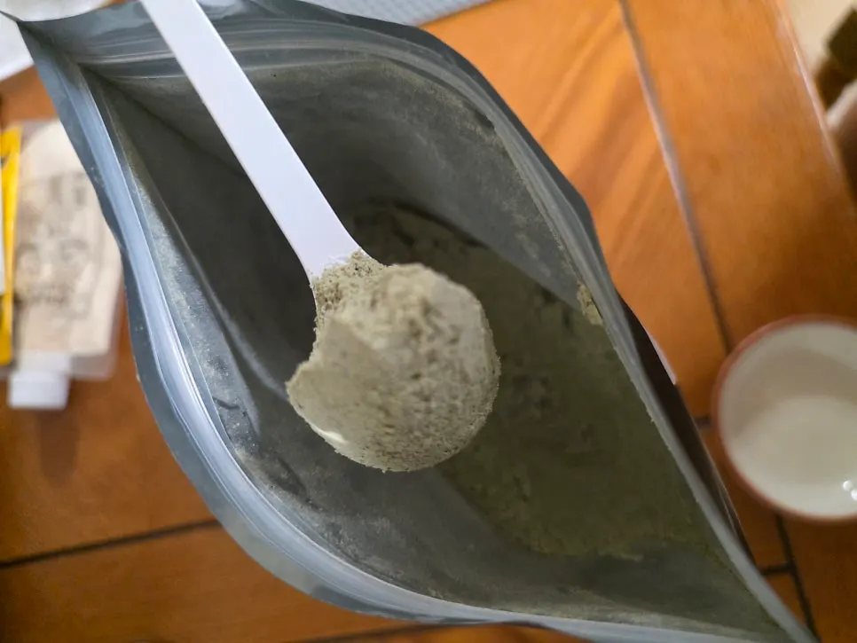 Heukseon grain powder in a shaker