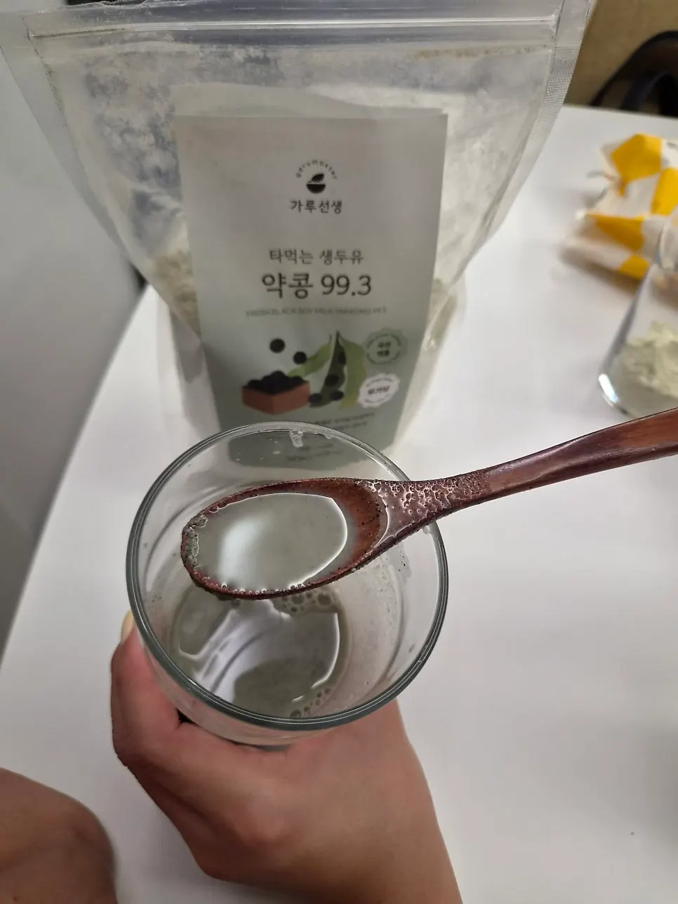 물에 타서 만든 검은콩 두유 한 잔