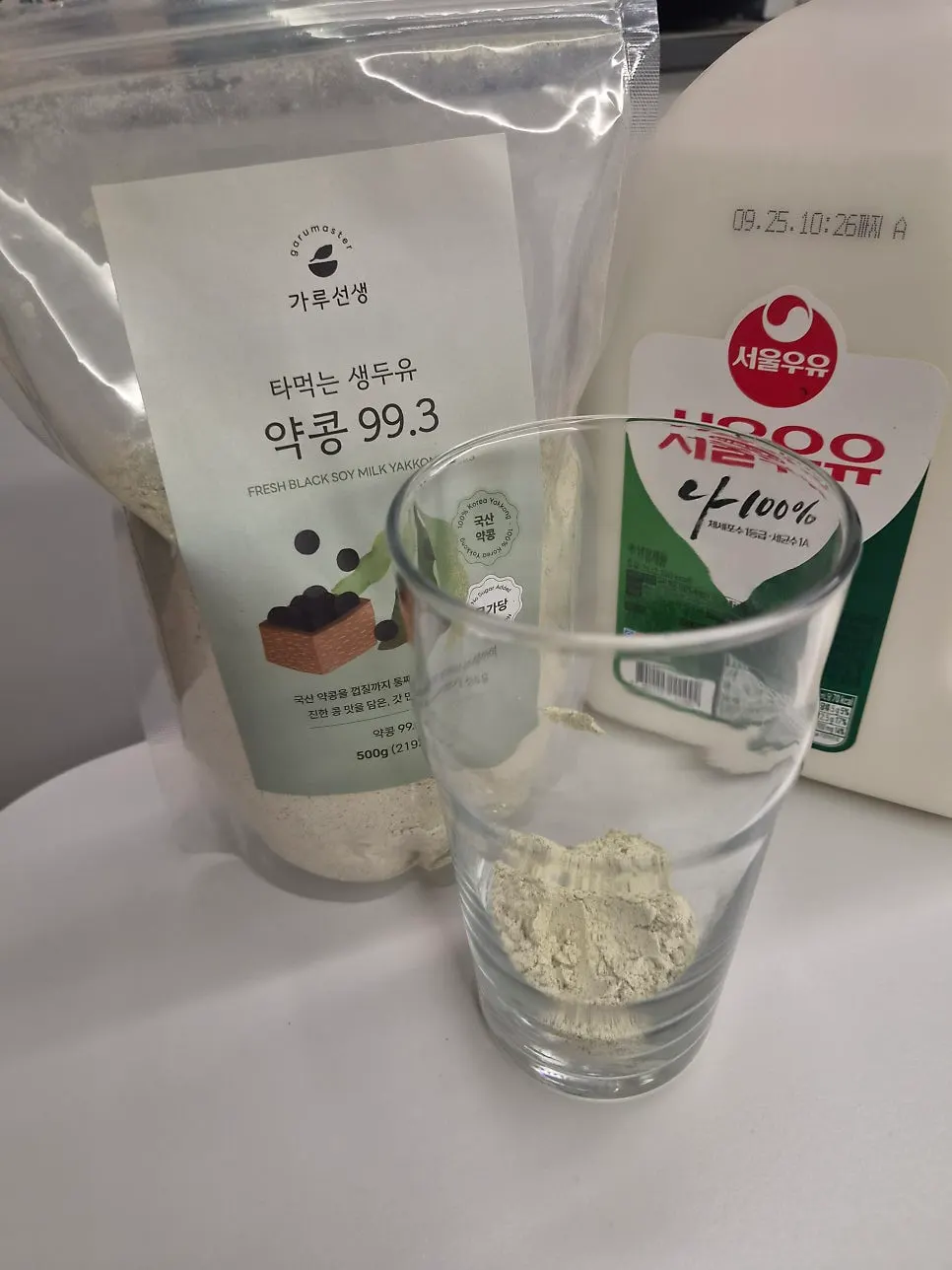 물에 탄 약콩 두유를 마셔보는 모습