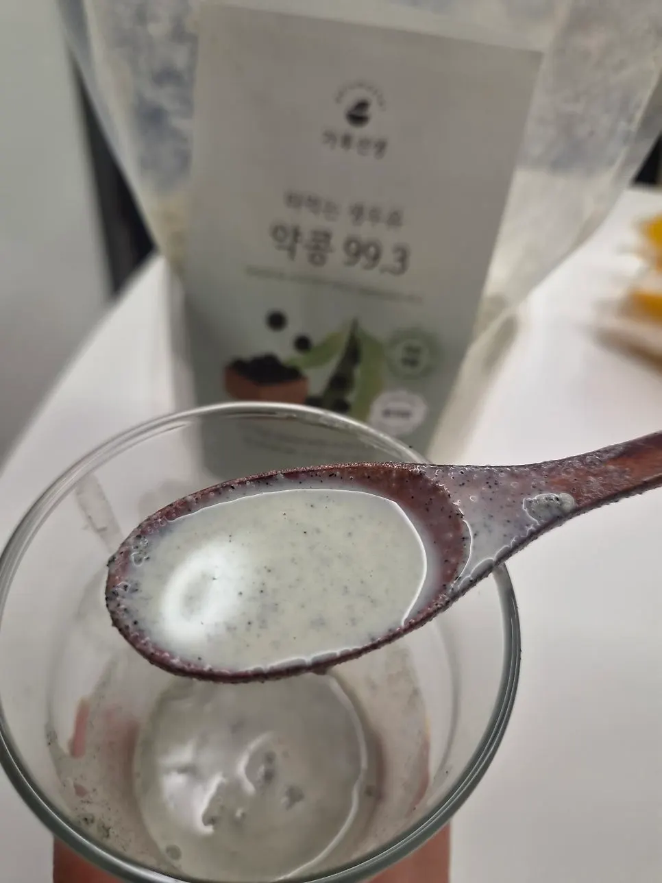 우유에 타서 만든 고소한 약콩 두유