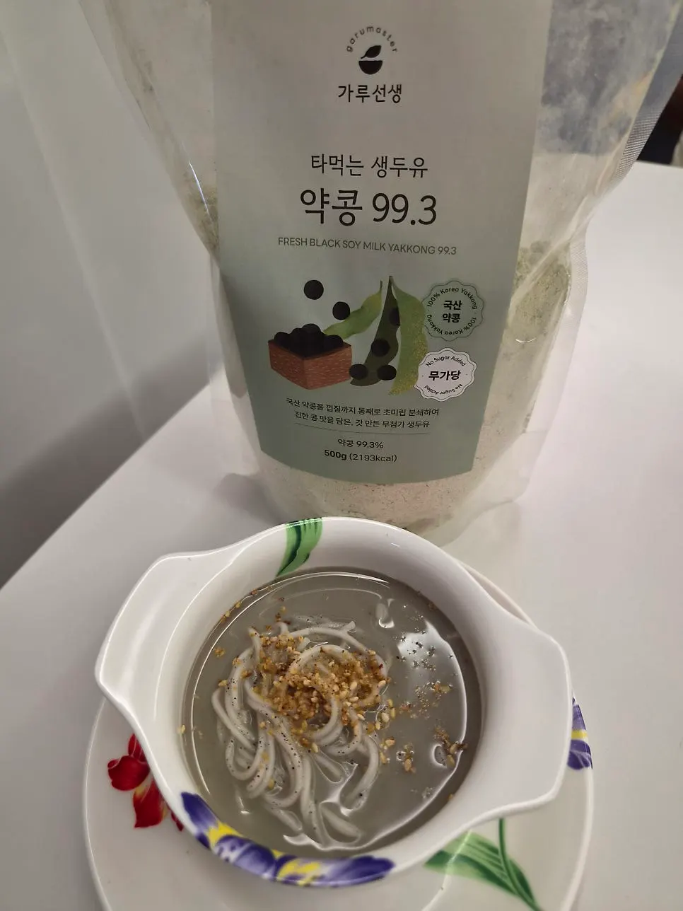 두유가루로 콩물을 만드는 콩국수 준비 과정