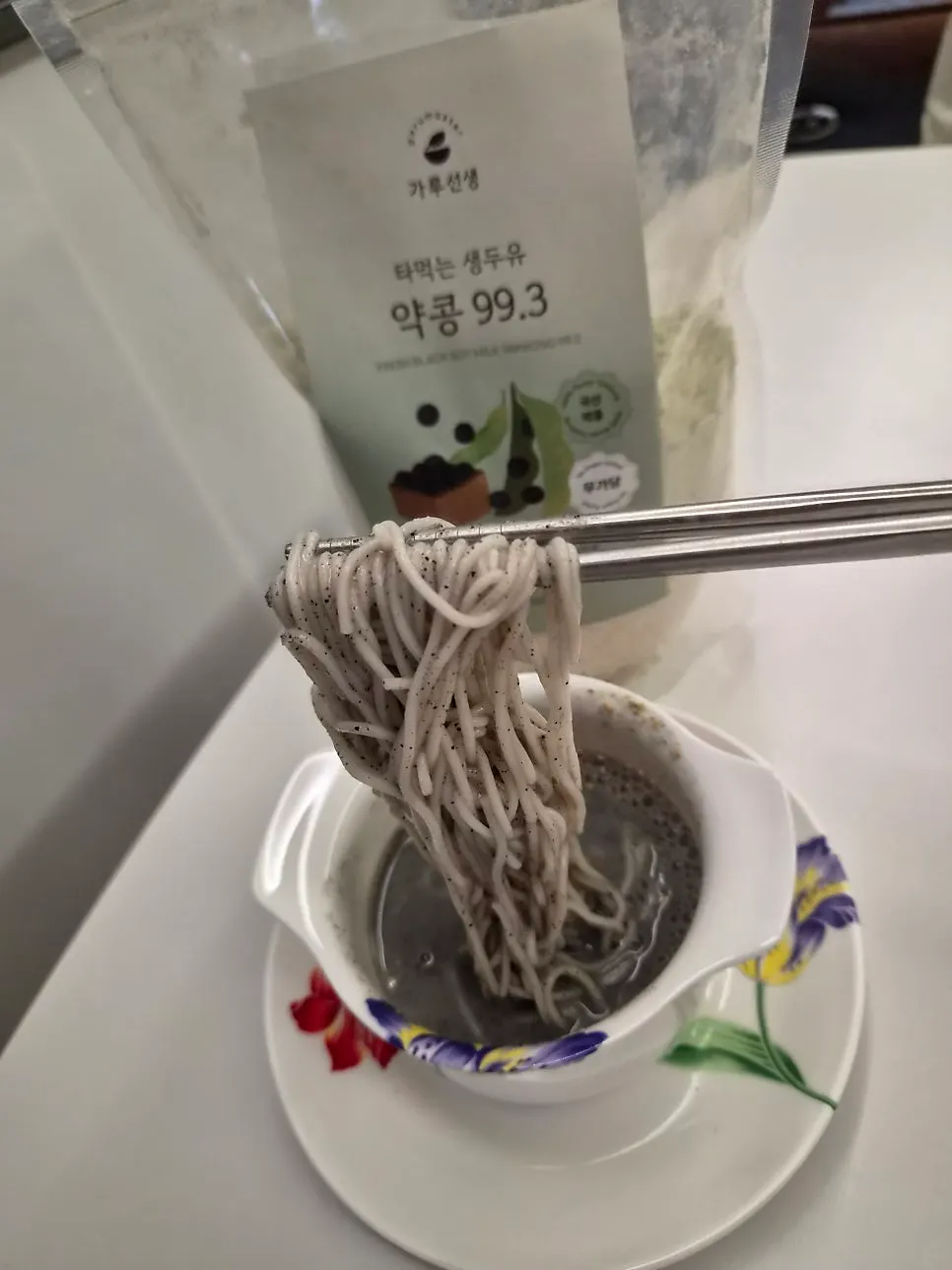 삶은 면에 콩물을 부은 집콩국수 한 그릇