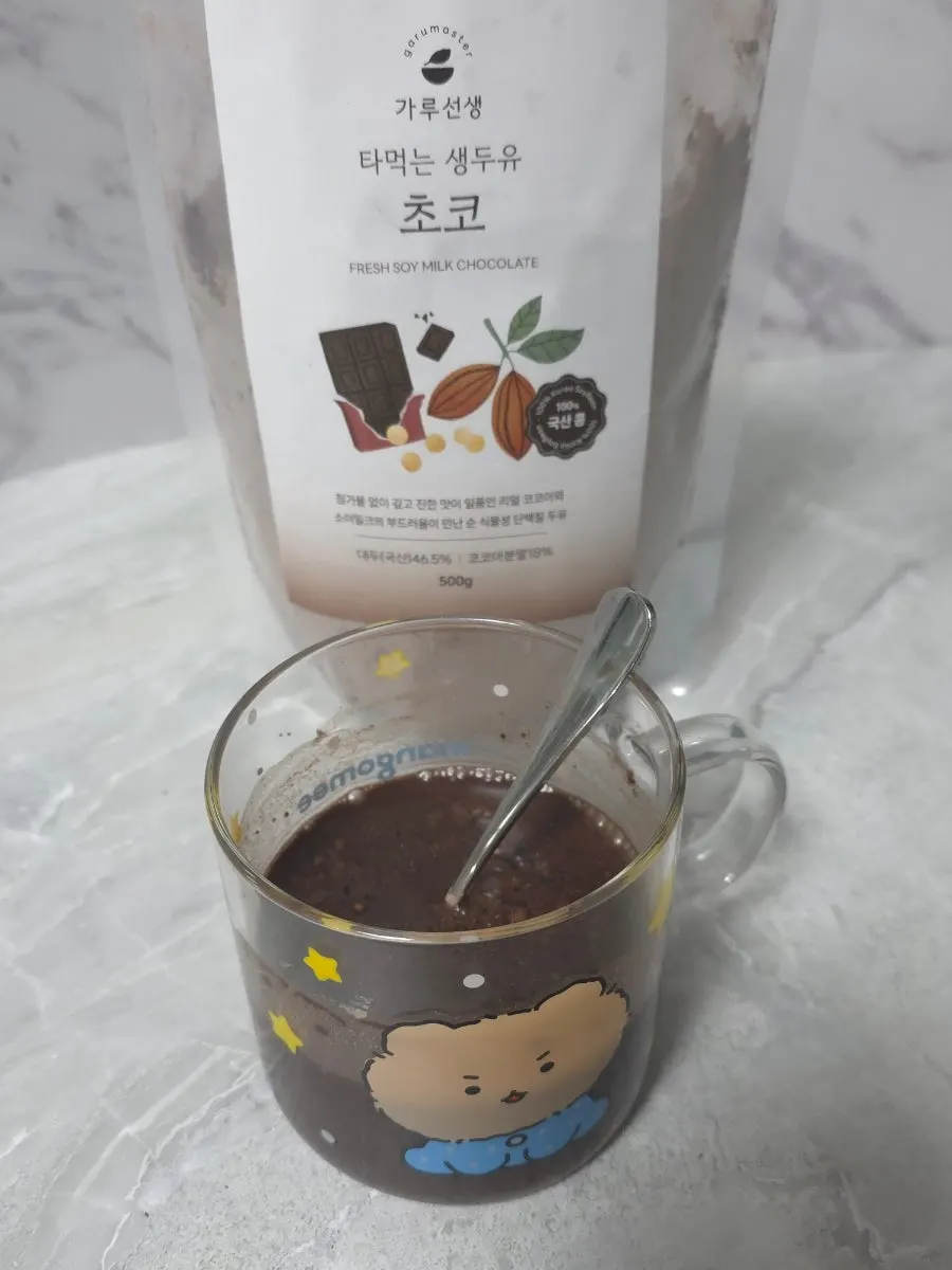찬물에 풀어 완성한 초코두유 한 잔