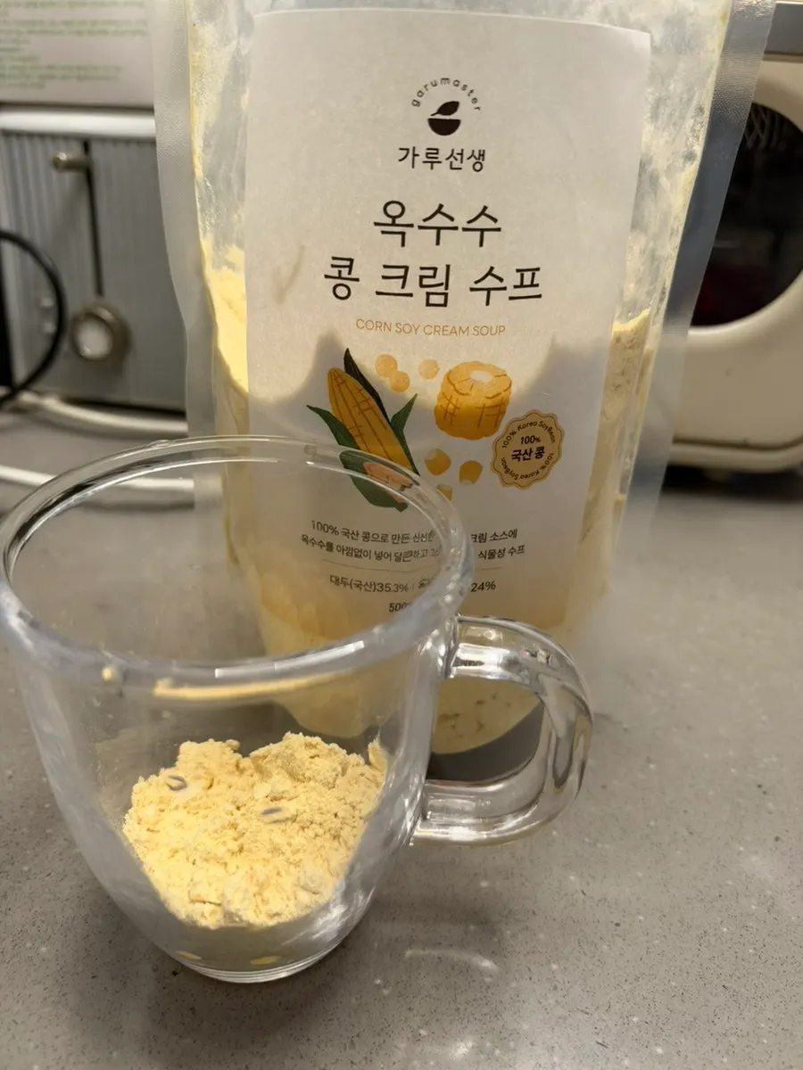 컵에 두 스푼 덜어놓은 옥수수콩크림 가루
