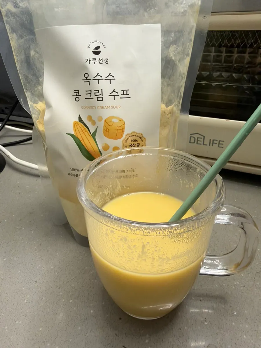 따뜻한 물에 녹인 샛노란 옥수수콩크림스프