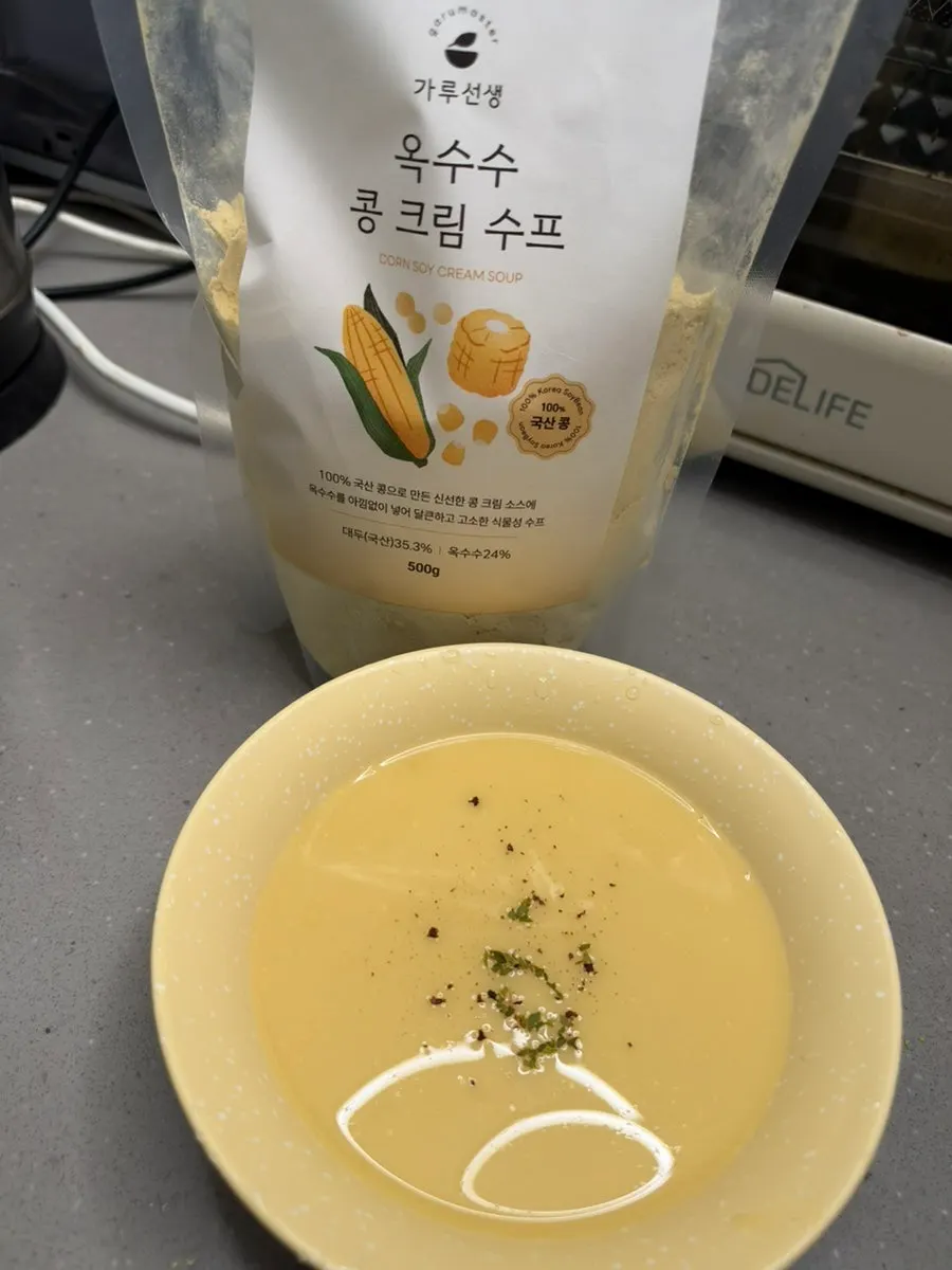 찬물에 녹여 그릇에 담은 옥수수콩크림수프