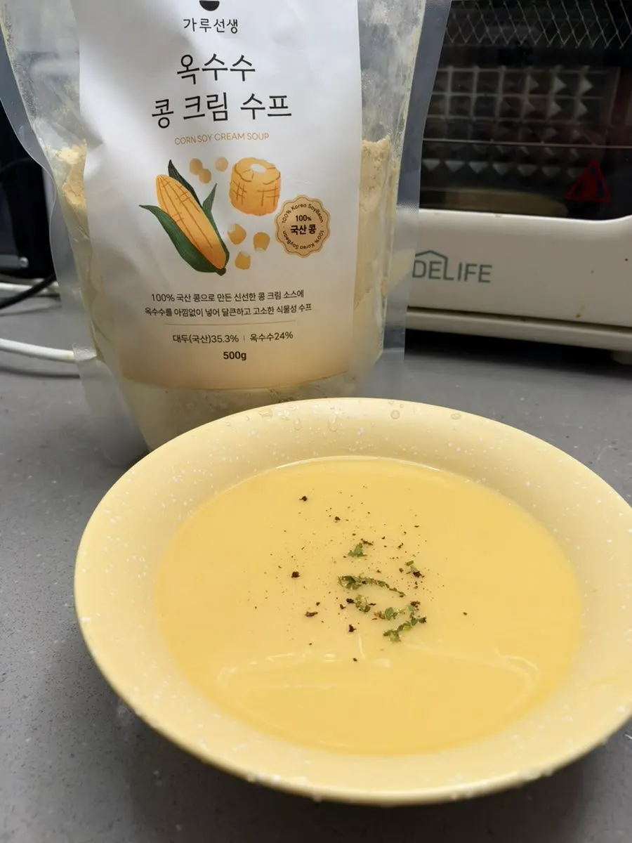 파슬리와 후추를 뿌린 옥수수콩크림수프