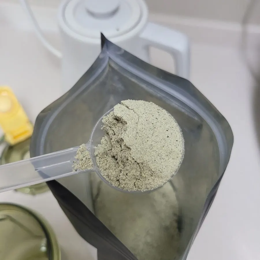 Fine, slightly greenish grain powder particles