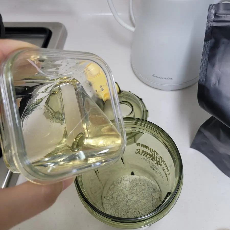 Adding honey to the grain powder drink