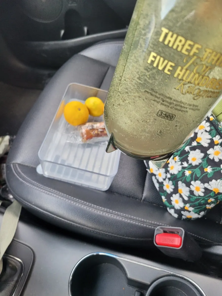 Holding and drinking the grain powder shaker with one hand