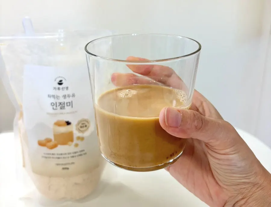Stirring the soy milk injeolmi powder into water with a spoon