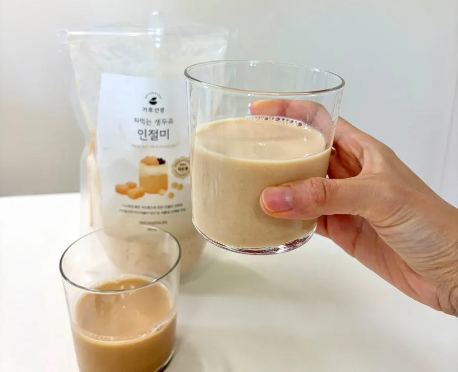 A rich injeolmi latte made by mixing the powder with milk